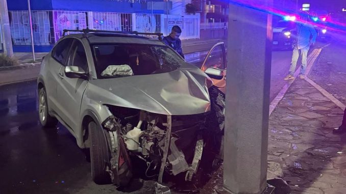 Policía Vial atiende choque contra objeto fijo en la Av. Héroe de Nacozari