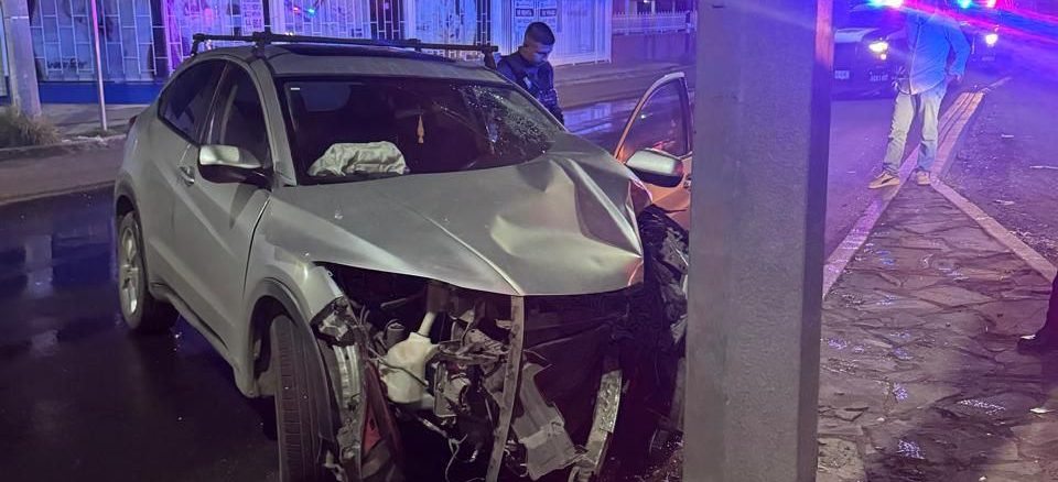 Policía Vial atiende choque contra objeto fijo en la Av. Héroe de Nacozari