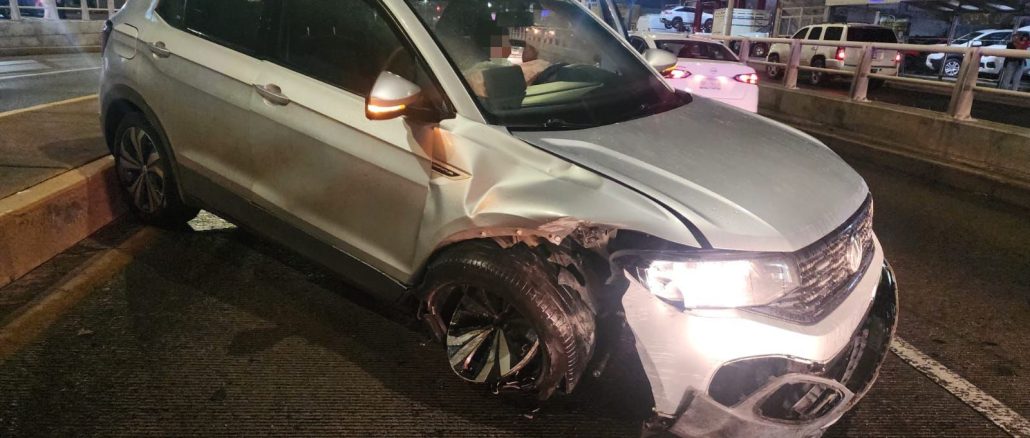 Policía Vial atiende choque contra muro de contención en Av. Aguascalientes