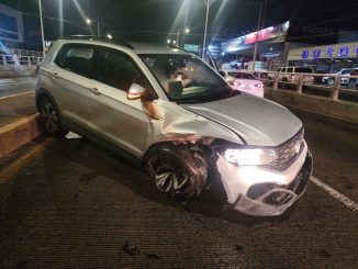 Policía Vial atiende choque contra muro de contención en Av. Aguascalientes