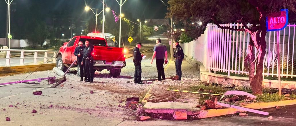 Policía Vial atiende choque contra objeto fijo en Av. Aguascalientes