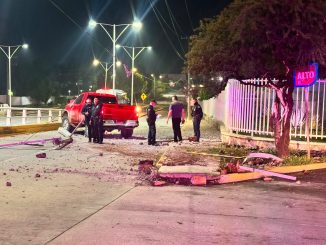 Policía Vial atiende choque contra objeto fijo en Av. Aguascalientes