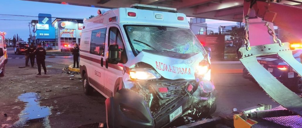 Policía Vial atiende choque entre dos unidades que dejó como saldo seis personas lesionadas en Av. José María Chávez y Av. Aguascalientes