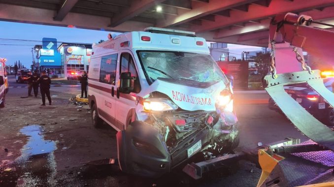 Policía Vial atiende choque entre dos unidades que dejó como saldo seis personas lesionadas en Av. José María Chávez y Av. Aguascalientes