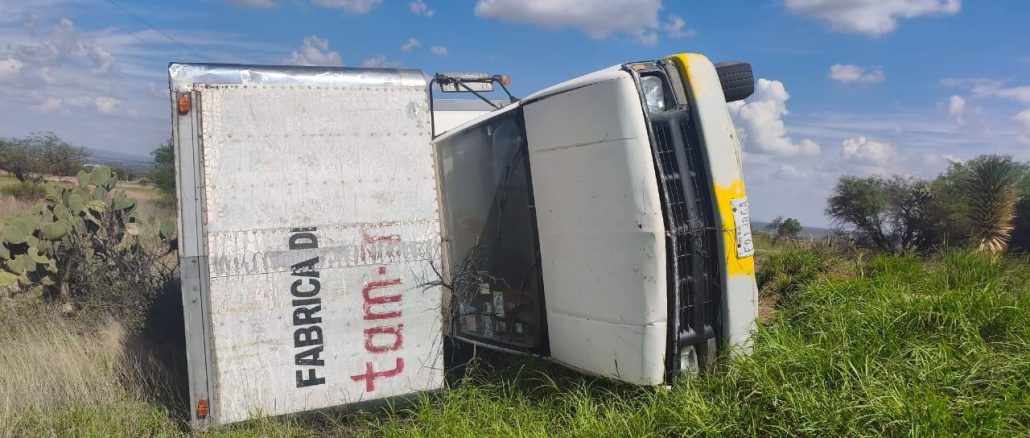 Policías Estatales de Carreteras atienden reporte de accidente tipo salida de camino en el Municipio de Asientos