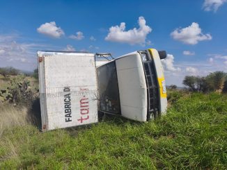 Policías Estatales de Carreteras atienden reporte de accidente tipo salida de camino en el Municipio de Asientos