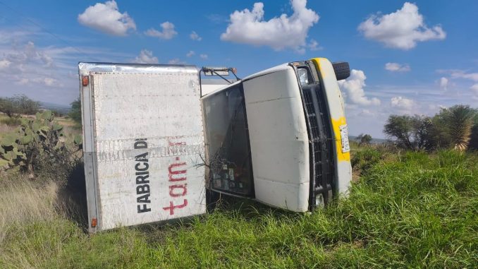 Policías Estatales de Carreteras atienden reporte de accidente tipo salida de camino en el Municipio de Asientos
