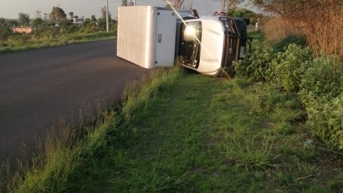 Policías Estatales atienden reporte de accidente tipo salida de camino en la carretera estatal número 69, a la altura de la comunidad de San Bartolo
