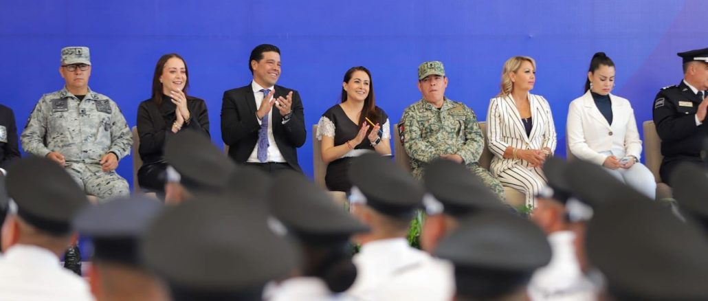 CON NUEVOS POLICÍAS MUNICIPALES TERE JIMÉNEZ Y LEO MONTAÑEZ REFUERZAN LA SEGURIDAD DE AGUASCALIENTES • En la actual administración municipal se han graduado 10 generaciones, lo que representa 251 nuevos policías para la Secretaría de Seguridad Pública del Municipio de Aguascalientes La gobernadora del estado, Tere Jiménez, y el presidente municipal de Aguascalientes, Leo Montañez, encabezaron la ceremonia de graduación de 38 nuevos Policías Preventivos que se incorporan a las filas de la Secretaría de Seguridad Pública del municipio capital. La gobernadora Tere Jiménez felicitó a las y los nuevos policías y los exhortó a cuidar la paz y la tranquilidad de las familias de Aguascalientes, por ser lo más valioso de una sociedad. "Aguascalientes confía en ustedes; eligieron una vocación que exige valor, preparación, temple y una enorme sensibilidad humana. Recuerden que la seguridad se construye con coordinación, tecnología, capacitación y, sobre todo, con mujeres y hombres comprometidos con el servicio público. Desde el Gobierno del Estado seguiremos impulsando más programas, estrategias, tecnología y capacitación para garantizar la paz y la tranquilidad de nuestro estado", sostuvo. Durante el evento que se realizó en el Museo Descubre, Leo Montañez expresó que, con la incorporación de estos nuevos policías, se trabaja para consolidar una mejor seguridad para los habitantes del municipio. “Sabemos que la mejor inversión para la seguridad de nuestro municipio es contar con policías cada vez más preparados, más humanos y más comprometidos con todas y todos", afirmó. La gobernadora Tere Jiménez y el presidente municipal Leo Montañez entregaron las constancias a los nuevos oficiales por haber concluido su entrenamiento, además de tomar protesta de ley a las y los policías preventivos, quienes se comprometieron a desempeñar leal y patrióticamente el cargo de policía. Al respecto, Gonzalo Pérez Zúñiga, secretario de Seguridad Pública del Municipio de Aguascalientes, dio a conocer que son 38 los cadetes egresados del Curso de Formación en Policía Preventivo de las generaciones 39 y 40, de los cuales 19 son mujeres y 19 hombres, quienes han demostrado disciplina, compromiso, vocación de servicio y la determinación necesaria para asumir una de las responsabilidades más importantes que puede tener una persona: proteger a su ciudad. En su mensaje, la regidora Karla Espinoza Esparza destacó el esfuerzo realizado por los recién graduados para alcanzar esta meta: “Estoy segura que dejarán en alto el nombre de la corporación, ustedes son el ejemplo a seguir de las futuras generaciones”, y los llamó a proteger y servir a la población de Aguascalientes. Al evento también asistieron la senadora María de Jesús Díaz Marmolejo; María José Ocampo Vázquez, magistrada presidenta del Supremo Tribunal de Justicia del Estado; general de Brigada Estado Mayor, Álvaro Javier Juárez Vázquez, comandante de la 14/a. Zona Militar; general de Brigada Estado Mayor, Isaac Aarón Jesús García, coordinador de la Guardia Nacional en Aguascalientes; Antonio Martínez Romo, secretario de Seguridad Pública del Estado; Manuel Alonso García, fiscal general del Estado; Maribel Chávez Arriaga, fiscal general de la República en Aguascalientes; Fernando Alberto Alférez Alcázar, secretario técnico de la Mesa Estatal de Seguridad para la Construcción de la Paz; Karla Martorell Moya, titular de la Mesa Ciudadana de Seguridad y Justicia del Estado de Aguascalientes, así como integrantes del Cabildo de Aguascalientes.