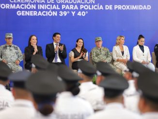 CON NUEVOS POLICÍAS MUNICIPALES TERE JIMÉNEZ Y LEO MONTAÑEZ REFUERZAN LA SEGURIDAD DE AGUASCALIENTES • En la actual administración municipal se han graduado 10 generaciones, lo que representa 251 nuevos policías para la Secretaría de Seguridad Pública del Municipio de Aguascalientes La gobernadora del estado, Tere Jiménez, y el presidente municipal de Aguascalientes, Leo Montañez, encabezaron la ceremonia de graduación de 38 nuevos Policías Preventivos que se incorporan a las filas de la Secretaría de Seguridad Pública del municipio capital. La gobernadora Tere Jiménez felicitó a las y los nuevos policías y los exhortó a cuidar la paz y la tranquilidad de las familias de Aguascalientes, por ser lo más valioso de una sociedad. "Aguascalientes confía en ustedes; eligieron una vocación que exige valor, preparación, temple y una enorme sensibilidad humana. Recuerden que la seguridad se construye con coordinación, tecnología, capacitación y, sobre todo, con mujeres y hombres comprometidos con el servicio público. Desde el Gobierno del Estado seguiremos impulsando más programas, estrategias, tecnología y capacitación para garantizar la paz y la tranquilidad de nuestro estado", sostuvo. Durante el evento que se realizó en el Museo Descubre, Leo Montañez expresó que, con la incorporación de estos nuevos policías, se trabaja para consolidar una mejor seguridad para los habitantes del municipio. “Sabemos que la mejor inversión para la seguridad de nuestro municipio es contar con policías cada vez más preparados, más humanos y más comprometidos con todas y todos", afirmó. La gobernadora Tere Jiménez y el presidente municipal Leo Montañez entregaron las constancias a los nuevos oficiales por haber concluido su entrenamiento, además de tomar protesta de ley a las y los policías preventivos, quienes se comprometieron a desempeñar leal y patrióticamente el cargo de policía. Al respecto, Gonzalo Pérez Zúñiga, secretario de Seguridad Pública del Municipio de Aguascalientes, dio a conocer que son 38 los cadetes egresados del Curso de Formación en Policía Preventivo de las generaciones 39 y 40, de los cuales 19 son mujeres y 19 hombres, quienes han demostrado disciplina, compromiso, vocación de servicio y la determinación necesaria para asumir una de las responsabilidades más importantes que puede tener una persona: proteger a su ciudad. En su mensaje, la regidora Karla Espinoza Esparza destacó el esfuerzo realizado por los recién graduados para alcanzar esta meta: “Estoy segura que dejarán en alto el nombre de la corporación, ustedes son el ejemplo a seguir de las futuras generaciones”, y los llamó a proteger y servir a la población de Aguascalientes. Al evento también asistieron la senadora María de Jesús Díaz Marmolejo; María José Ocampo Vázquez, magistrada presidenta del Supremo Tribunal de Justicia del Estado; general de Brigada Estado Mayor, Álvaro Javier Juárez Vázquez, comandante de la 14/a. Zona Militar; general de Brigada Estado Mayor, Isaac Aarón Jesús García, coordinador de la Guardia Nacional en Aguascalientes; Antonio Martínez Romo, secretario de Seguridad Pública del Estado; Manuel Alonso García, fiscal general del Estado; Maribel Chávez Arriaga, fiscal general de la República en Aguascalientes; Fernando Alberto Alférez Alcázar, secretario técnico de la Mesa Estatal de Seguridad para la Construcción de la Paz; Karla Martorell Moya, titular de la Mesa Ciudadana de Seguridad y Justicia del Estado de Aguascalientes, así como integrantes del Cabildo de Aguascalientes.