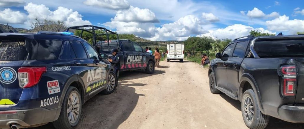 Policías Estatales de Carreteras atienden reporte de accidente tipo salida de camino en El Llano, en el que, lamentablemente perdió la vida un septuagenario