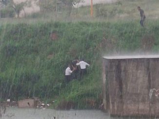 Policías Municipales rescatan a hombre que nadaba en un bordo durante la lluvia