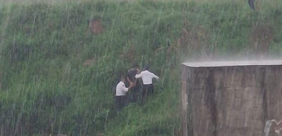 Policías Municipales rescatan a hombre que nadaba en un bordo durante la lluvia