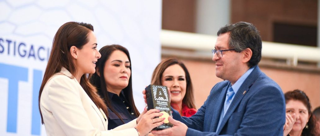 Como parte de la Agenda de Innovación 2050, Gobernadora Tere Jiménez anuncia mil Becas de alta especialización en IA