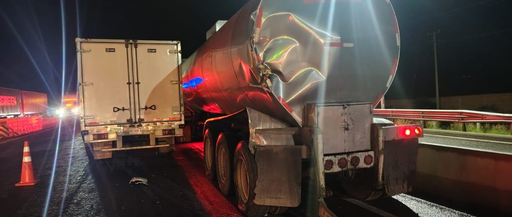 Policías Estatales de Carreteras intervienen accidente por alcance entre dos pesados vehículos en la carretera estatal 158 en Jesús María