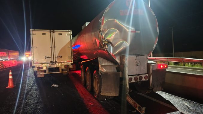 Policías Estatales de Carreteras intervienen accidente por alcance entre dos pesados vehículos en la carretera estatal 158 en Jesús María