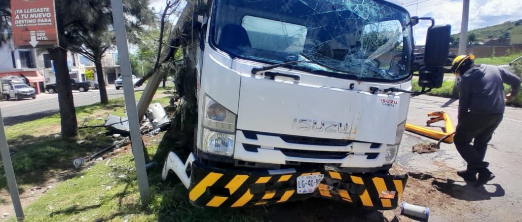 Policías del Mando Coordinado atienden reporte de accidente de un camión de carga contra dos postes, los hechos en el Municipio de Calvillo