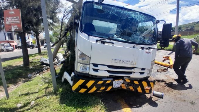 Policías del Mando Coordinado atienden reporte de accidente de un camión de carga contra dos postes, los hechos en el Municipio de Calvillo