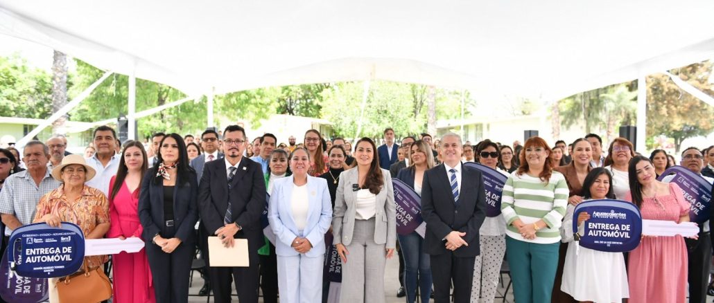 Gobernadora Tere Jiménez entrega vehículos a ganadores de los festejos del Día del Maestro 2026
