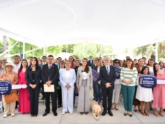 Gobernadora Tere Jiménez entrega vehículos a ganadores de los festejos del Día del Maestro 2026