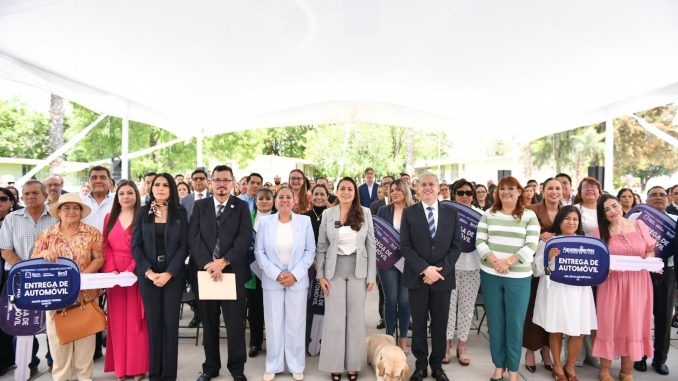 Gobernadora Tere Jiménez entrega vehículos a ganadores de los festejos del Día del Maestro 2026