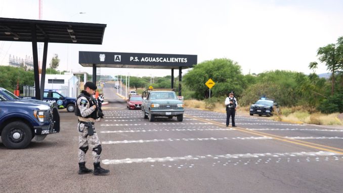 Gracias a la pronta intervención y coordinación con la Guardia Nacional, Policía Estatal asegura camioneta y un arma de fuego