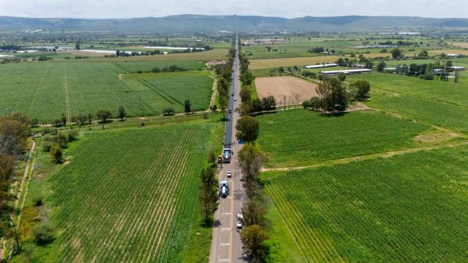 Se continúa rehabilitando con asfalto la carretera estatal 20
