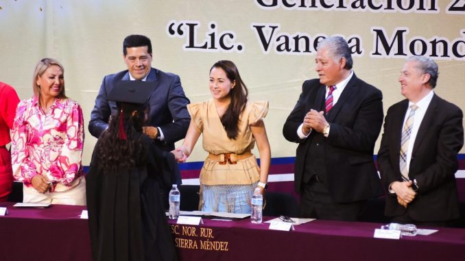 “Compartir el conocimiento es la herencia más valiosa que podemos dejar": Tere Jiménez a egresadas de Cañada Honda
