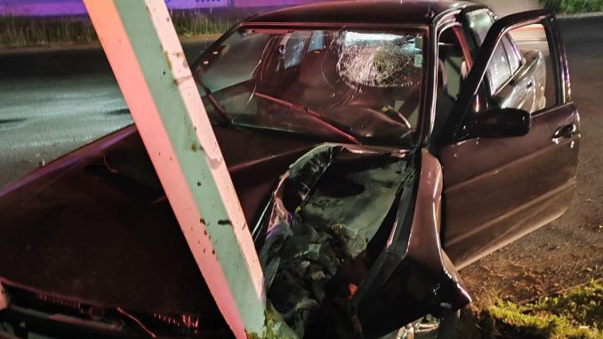 Policía Vial atiende choque contra objeto fijo en el fraccionamiento Parras