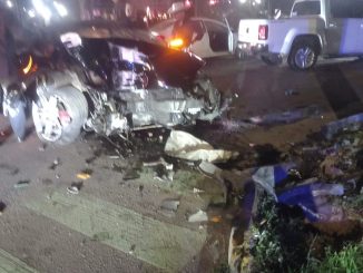 Policías del Mando Coordinado atienden reporte de aparatoso choque contra poste de concreto y base de semáforo con saldo de dos personas lesionadas