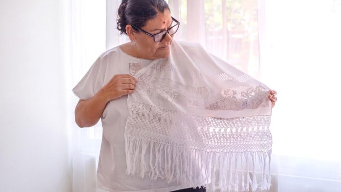 María Teresa, las manos que mantienen vivo el deshilado de Aguascalientes