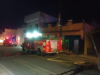 Una pareja fue rescatada por personal del H. Cuerpo de Bomberos del Municipio de Calvillo y Uniformados del Mando Coordinado cuando se incendiaba su domicilio en la comunidad de San Tadeo