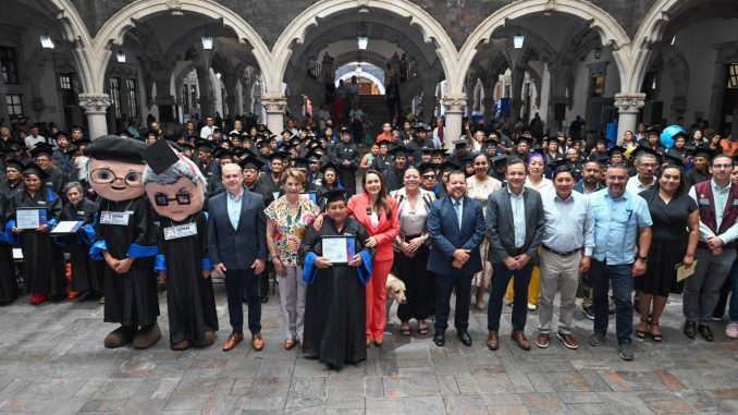 Cumplen el sueño de estudiar: 200 personas Adultas Mayores reciben Constancias de Alfabetización y Certificados de primaria y secundaria