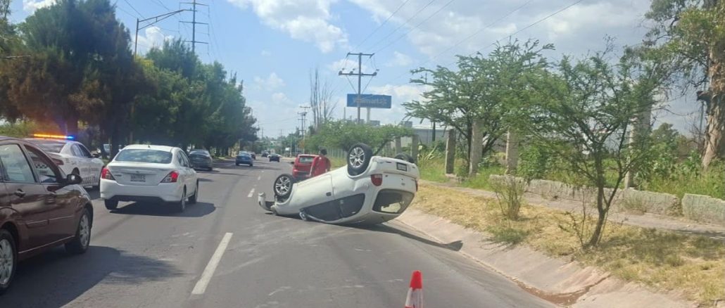 Policía Vial atiende volcadura sobre la Avenida Aguascalientes