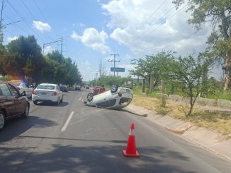 Policía Vial atiende volcadura sobre la Avenida Aguascalientes
