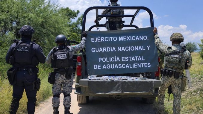 En el Operativo "Sagaz" que se lleva a cabo en el Municipio de Calvillo fue detectada una bolsa que contenía envoltorios con hierba verde, polvo blanco y sustancia granulada, además de cartuchos útiles
