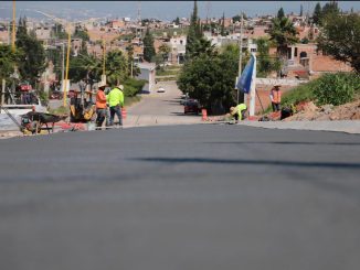 Trabaja Leo Montañez en la pavimentación de la Av. Mariano Hidalgo