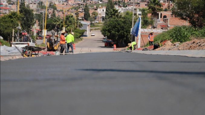 Trabaja Leo Montañez en la pavimentación de la Av. Mariano Hidalgo