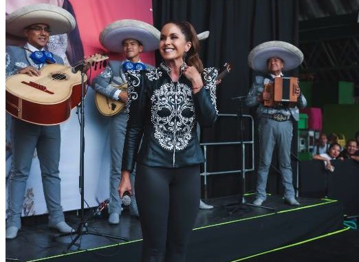 Lucero ofrece show en la Central de Abasto de la CdMX