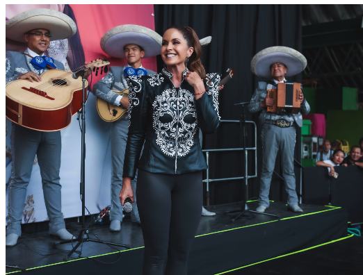 Lucero ofrece show en la Central de Abasto de la CdMX
