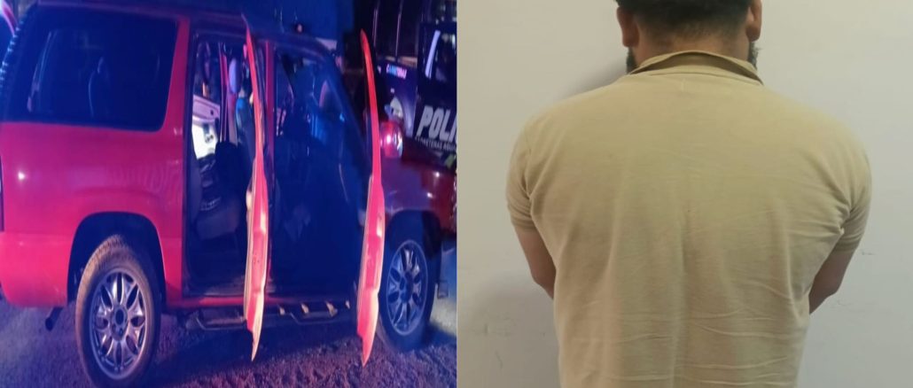 Policías Estatales detienen a sujeto que tripulaba camioneta con vidrios polarizados, además le localizaron arma corta de fuego y envoltorios con sustancia granulada