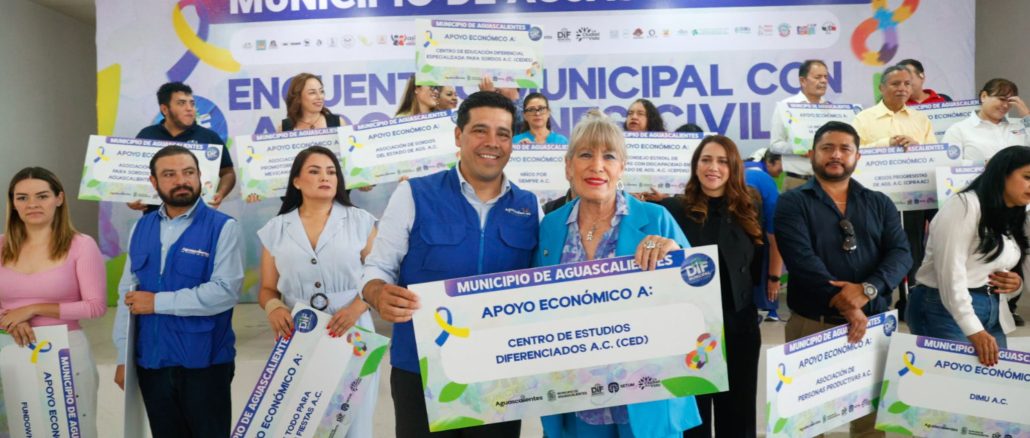 Entrega Leo Montañez apoyos económicos a Asociaciones Civiles