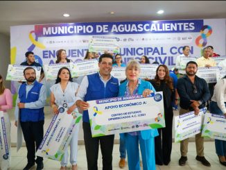 Entrega Leo Montañez apoyos económicos a Asociaciones Civiles