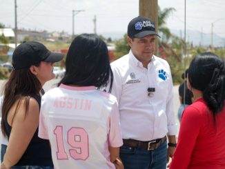 Dialoga Leo Montañez con vecinos de Villas de las Fuentes