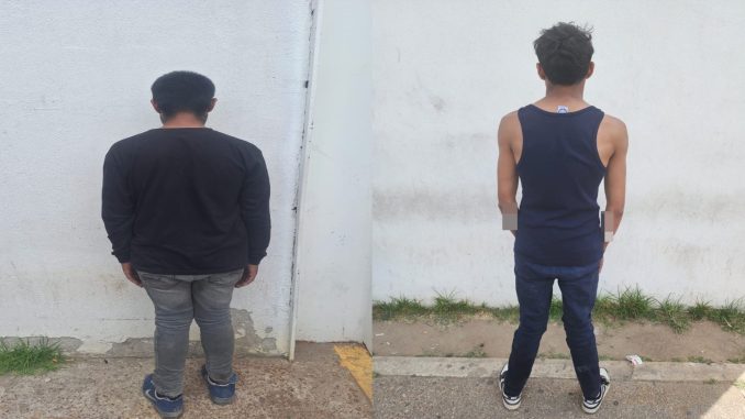 Policía Municipal detiene a dos hombres por portación de armas prohibidas y amenazas