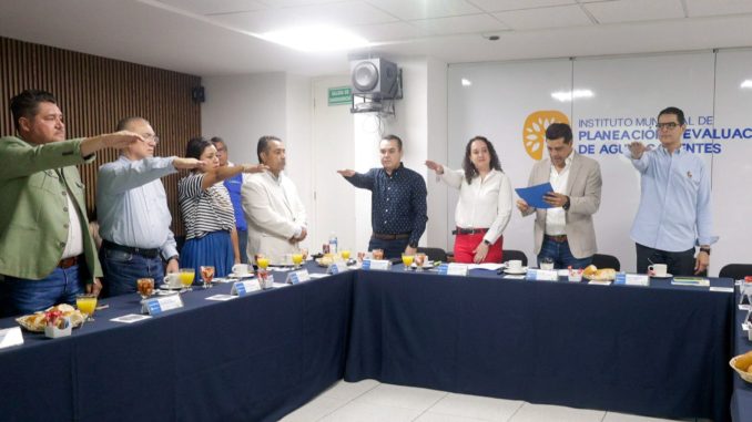 Refrenda Leo Montañez compromiso con el desarrollo sostenible y calidad de vida de las familias