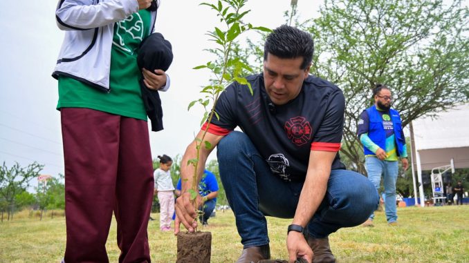 Promueve Leo Montañez cuidado del medio ambiente con Jornada de Arborización