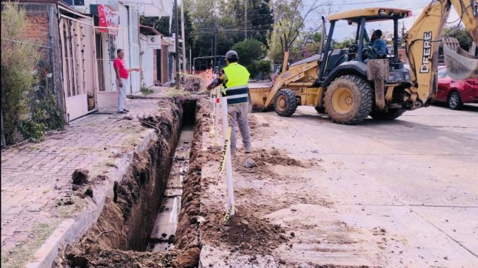 Leo Montañez renueva tubería en Potreros del Oeste para eficientar el servicio de alcantarillado