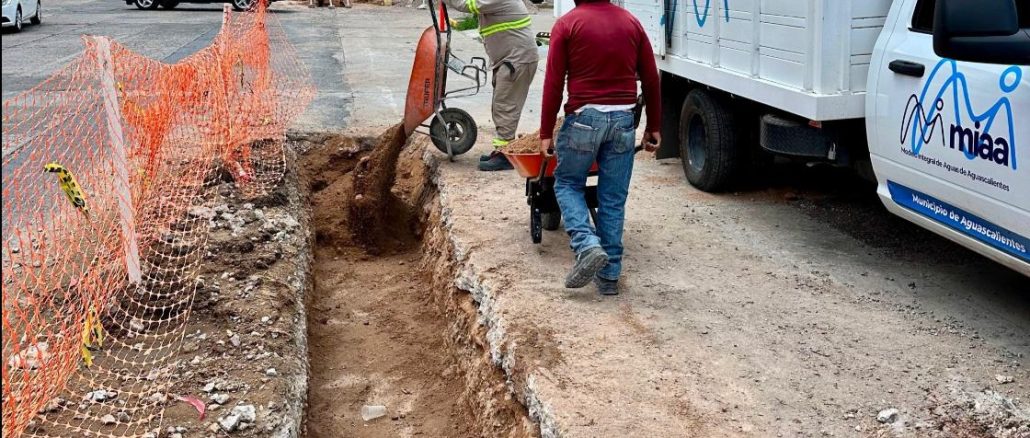 Leo Montañez renueva alcantarillado sanitario en Valle de las Trojes