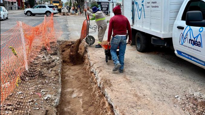 Leo Montañez renueva alcantarillado sanitario en Valle de las Trojes